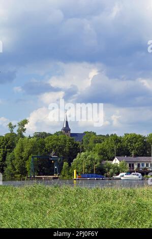Vue sur l'église de Lesum depuis Werderland, Brême, Allemagne Banque D'Images
