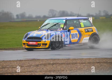 Mini Challenge Trophée 2023, Napa Racing UK, Croft Track, Cameron Richardson, numéro 15 Banque D'Images