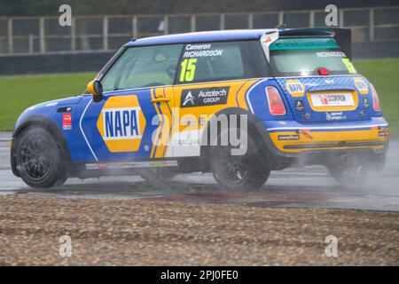 Mini Challenge Trophée 2023, Napa Racing UK, Croft Track, Cameron Richardson, numéro 15 Banque D'Images