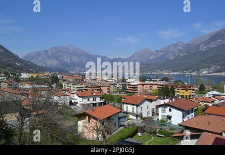 Belle vue panoramique sur le quartier du lac de Côme avec la ville de Lecco en arrière-plan au-dessous de la chaîne de montagnes. Architecture moderne de résidence italienne. Banque D'Images