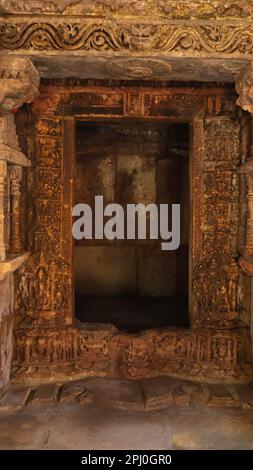 Belles sculptures sur l'entrée du Temple du Soleil, Temple de Surya, Modhéra, Gujarat, Inde. Banque D'Images