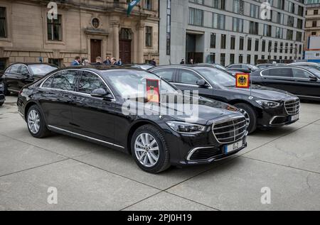 Berlin, Allemagne. 30th mars 2023. Voiture de société avec stand de véhicule du président fédéral (R) et du chancelier fédéral (L) crédit: dpa/Alay Live News Banque D'Images