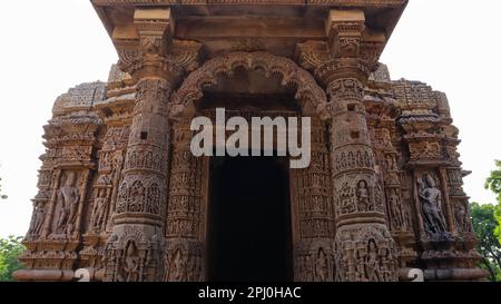 Belles sculptures sur l'entrée du Temple du Soleil, Temple de Surya, Modhéra, Gujarat, Inde. Banque D'Images