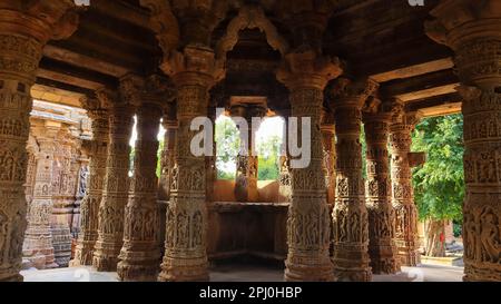 Les magnifiques piliers de la sculpture du Temple du Soleil, Modhéra, Temple de Surya, Modhéra, Gujarat, Inde. Temple ancien. Banque D'Images