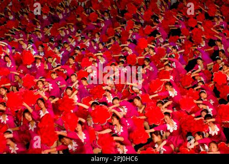 Les Jeux de masse de la Corée du Nord sont un spectacle de propagande synchronisé avec jusqu'à 100 000 gymnastes, danseurs, acrobates et artistes martiaux. Banque D'Images