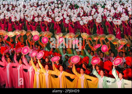 Les Jeux de masse de la Corée du Nord sont un spectacle de propagande synchronisé avec jusqu'à 100 000 gymnastes, danseurs, acrobates et artistes martiaux. Banque D'Images