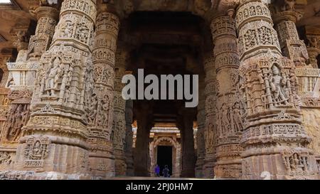 Les magnifiques piliers de la sculpture du Temple du Soleil, Modhéra, Temple de Surya, Modhéra, Gujarat, Inde. Temple ancien. Banque D'Images