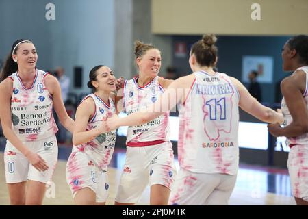 Campobasso, Italie. 30th mars 2023. Molisana Arena, Campobasso, Italie, 30 mars 2023, Les joueurs de Sassari célèbrent la victoire lors des quarts de finale - BDS Dinamo Sassari contre Allianz GEAS Sesto San Giovanni - Basketball coupe italienne des femmes crédit: Live Media Publishing Group/Alay Live News Banque D'Images