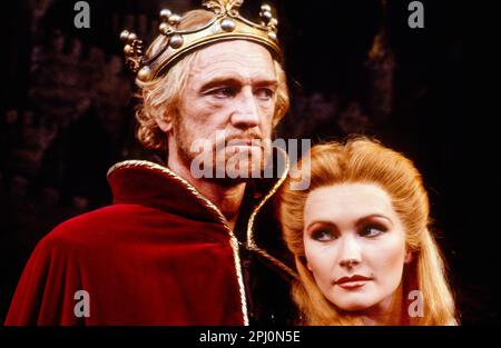 Richard Harris (King Arthur), Fiona Fullerton (Guenevere) à CAMELOT à l'Apollo Victoria, Londres SW1 23/11/1982 livre et paroles: Alan Jay Lerner musique: Frederick Loewe design: Desmond Heeley éclairage: David Hersey réalisateur: Michael Rudman Banque D'Images