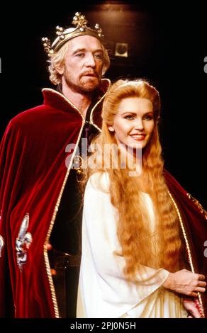 Richard Harris (King Arthur), Fiona Fullerton (Guenevere) à CAMELOT à l'Apollo Victoria, Londres SW1 23/11/1982 livre et paroles: Alan Jay Lerner musique: Frederick Loewe design: Desmond Heeley éclairage: David Hersey réalisateur: Michael Rudman Banque D'Images