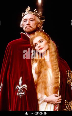 Richard Harris (King Arthur), Fiona Fullerton (Guenevere) à CAMELOT à l'Apollo Victoria, Londres SW1 23/11/1982 livre et paroles: Alan Jay Lerner musique: Frederick Loewe design: Desmond Heeley éclairage: David Hersey réalisateur: Michael Rudman Banque D'Images