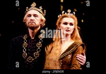 Richard Harris (King Arthur), Fiona Fullerton (Guenevere) à CAMELOT à l'Apollo Victoria, Londres SW1 23/11/1982 livre et paroles: Alan Jay Lerner musique: Frederick Loewe design: Desmond Heeley éclairage: David Hersey réalisateur: Michael Rudman Banque D'Images