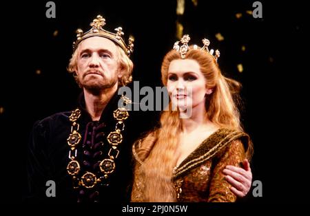 Richard Harris (King Arthur), Fiona Fullerton (Guenevere) à CAMELOT à l'Apollo Victoria, Londres SW1 23/11/1982 livre et paroles: Alan Jay Lerner musique: Frederick Loewe design: Desmond Heeley éclairage: David Hersey réalisateur: Michael Rudman Banque D'Images