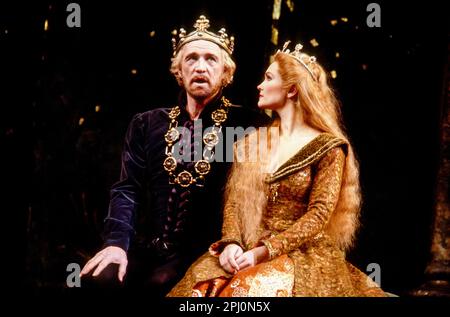 Richard Harris (King Arthur), Fiona Fullerton (Guenevere) à CAMELOT à l'Apollo Victoria, Londres SW1 23/11/1982 livre et paroles: Alan Jay Lerner musique: Frederick Loewe design: Desmond Heeley éclairage: David Hersey réalisateur: Michael Rudman Banque D'Images