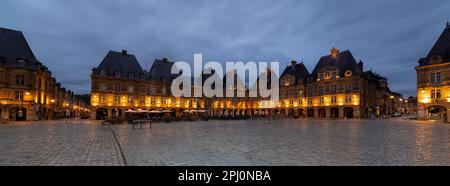 Place Ducale la nuit, vue panoramique de trois images consécutives, Charleville-Mézières, France Banque D'Images