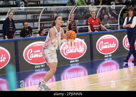 Campobasso, Italie. 30th mars 2023. Molisana Arena, Campobasso, Italie, 30 mars 2023, Giulia Ciavarella (Sassari) en action pendant les quarts de finale - BDS Dinamo Sassari contre Allianz GEAS Sesto San Giovanni - Basketball coupe italienne des femmes crédit: Live Media Publishing Group/Alay Live News Banque D'Images