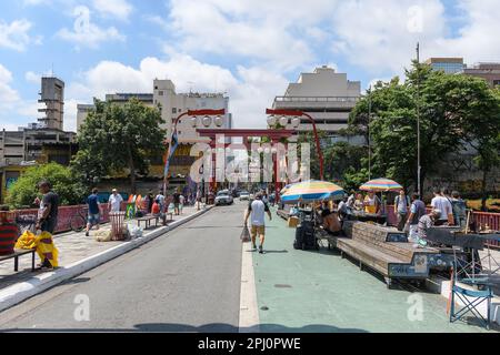 Sao Paulo, SP, Brésil - 31 décembre 2022: Vue sur Liberdade, quartier japonais, sur la rue Galvao Bueno. Banque D'Images