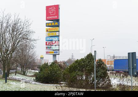 Poznan, Pologne - 25 janvier 2023: Pointeur publicitaire le long de l'emplacement des magasins de marque. Banque D'Images