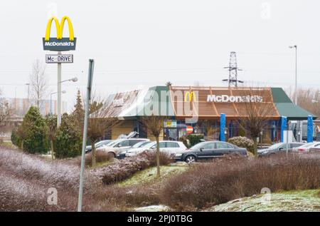 Poznan, Pologne - 25 janvier 2023 : bâtiment de restaurant McDonald's avec logo et parking en hiver Banque D'Images