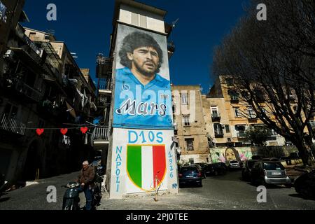 Une nouvelle fresque représentant Diego Armando Maradona est exposée dans le centre-ville. Les préparatifs sont en plein essor dans la ville pour célébrer la victoire finale de SSC Napoli, qui mène le championnat italien avec une avance de 19 points avec 11 matchs à emporter Banque D'Images