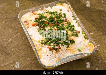 Banosh, ou tokenan Hutsul cuisine. Porridge de maïs à la crème, fromage de brebis, craquelins et oignons verts Banque D'Images