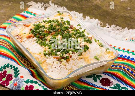 Banosh, ou tokenan Hutsul cuisine. Porridge de maïs à la crème, fromage de brebis, craquelins et oignons verts Banque D'Images