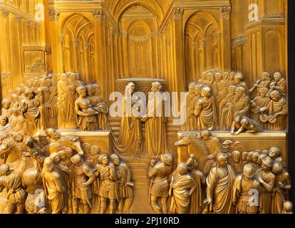 Le roi Salomon rencontre la reine de Sheba - un des dix panneaux de bronze sur les portes Ghiberti du Paradis au baptistère de Saint John à Florence, Italie Banque D'Images