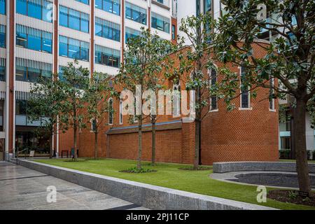 Fitzrovia Chapel London, Renaissance gothique, construite de 1891 à 92 dans le domaine de l'hôpital de Middlesex, alors centre du développement de Fitzroy place. Banque D'Images