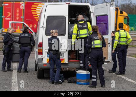 Aix-la-Chapelle, Allemagne. 30th mars 2023. Plusieurs policiers fouissent une camionnette blanche. Dans la région frontalière germano-néerlandaise-belge près d'Aix-la-Chapelle, une action de contrôle a eu lieu jeudi avec des agents des trois pays. (À dpa: 'Action de contrôle dans la région frontalière avec la police de Belgique et des pays-Bas') Credit: Ralf Roeger/dpa/Alamy Live News Banque D'Images