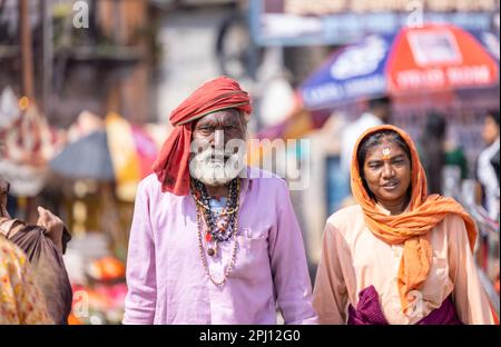Ville sainte de Haridwar, Portrait de sadhu mâle et femelle non identifié près de la rivière gange ghats pendant l'hiver matin portant en robe traditionnelle. Banque D'Images