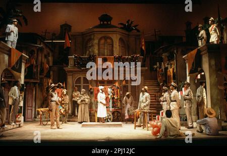 En haut à gauche: Peter Straker (Lucio) en dessous du centre: Yvette Harris (Isabella) en haut à droite: Norman Beaton (Angelo), Stefan Kalipha (le duc) en MESURE PAR Shakespeare au Lyttelton Theatre, National Theatre (NT), Londres SE1 14/04/1981 Set design: Eileen DISS costumes: Lindy Hemming réalisateur: Michael Rudman Banque D'Images