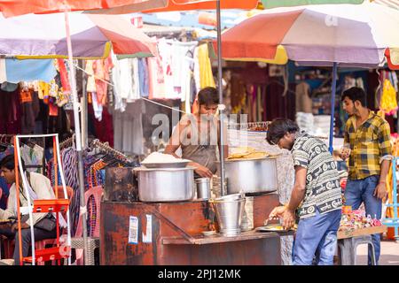 Haridwar, Uttarakhand, Inde - 2022 oct: Street tea hawker, Portrait d'un vendeur de thé préparant le thé dans un hangar temporaire à har ki paudi à haridwar. Banque D'Images