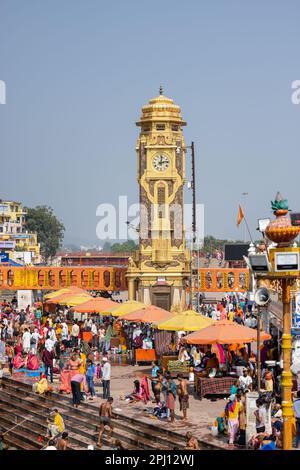 Tour de l'horloge, vue architecturale de la tour de l'horloge sur le principal bassin de baignade près de l'arrière du gange dans haridwar. Partout dans le monde, les gens prennent un bain Saint. Banque D'Images