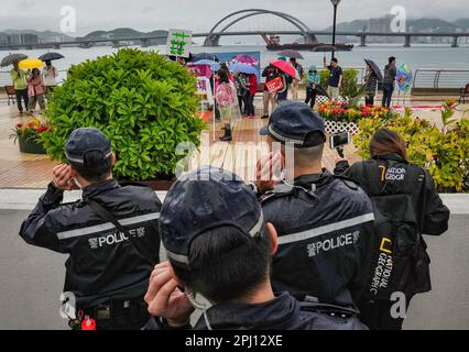 Près de 80 manifestants, portant des badges numérotés autour de leur cou, participent à un rassemblement contre d'autres projets de remise en état de Tseung Kwan O et d'installations publiques « nocives » alors que le gouvernement prévoit de construire six installations publiques, dont une usine de béton et une station de traitement des ordures, à proximité de leur quartier. C'est la première manifestation autorisée à Hong Kong depuis trois ans. 26MAR23 SCMP / Elson Li Banque D'Images