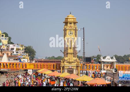 Tour de l'horloge, vue architecturale de la tour de l'horloge sur le principal bassin de baignade près de l'arrière du gange dans haridwar. Partout dans le monde, les gens prennent un bain Saint. Banque D'Images