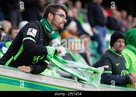 WOLFSBURG, DE - 30 MARS : les supporters de Wolfburg le 30 mars 2023 à Volkswagen Arena, Wolfsburg, Allemagne. Lors du match entre VfL Wolfsburg et Paris Saint-Germain, UEFA Women's Champions League, quart de finale, deuxième match. (Photo par Iñaki Esnaola / Alamy Live News) Banque D'Images