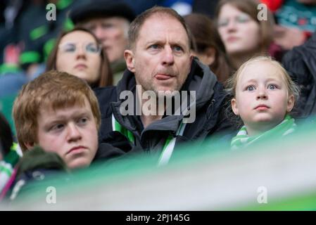 WOLFSBURG, DE - 30 MARS : les supporters de Wolfburg le 30 mars 2023 à Volkswagen Arena, Wolfsburg, Allemagne. Lors du match entre VfL Wolfsburg et Paris Saint-Germain, UEFA Women's Champions League, quart de finale, deuxième match. (Photo par Iñaki Esnaola / Alamy Live News) Banque D'Images