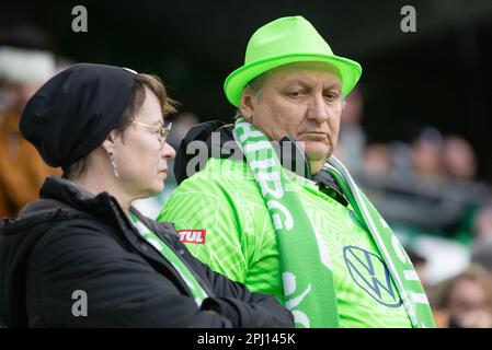 WOLFSBURG, DE - 30 MARS : les supporters de Wolfburg le 30 mars 2023 à Volkswagen Arena, Wolfsburg, Allemagne. Lors du match entre VfL Wolfsburg et Paris Saint-Germain, UEFA Women's Champions League, quart de finale, deuxième match. (Photo par Iñaki Esnaola / Alamy Live News) Banque D'Images