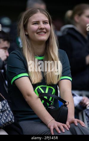 WOLFSBURG, DE - 30 MARS : les supporters de Wolfburg le 30 mars 2023 à Volkswagen Arena, Wolfsburg, Allemagne. Lors du match entre VfL Wolfsburg et Paris Saint-Germain, UEFA Women's Champions League, quart de finale, deuxième match. (Photo par Iñaki Esnaola / Alamy Live News) Banque D'Images