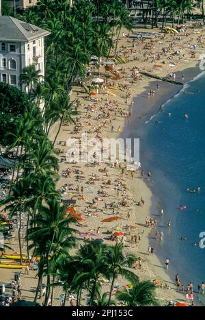 BAIGNEURS DE SOLEIL WAIKIKI BEACH HONOLULU OAHU HAWAII ÉTATS-UNIS Banque D'Images