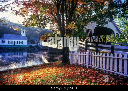 Pont couvert de feuilles d'AUTOMNE STARK NEW HAMPSHIRE USA Banque D'Images