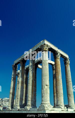 COLONNES DE PIERRE DE STYLE CORINTHIEN TEMPLE DE ZEUS RUINES OLYMPIOS RUINES ATHÈNES GRÈCE Banque D'Images