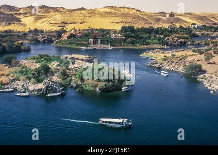 BATEAUX D'EXCURSION ÎLE ÉLÉPHANTINE RIVIÈRE NIL ASSOUAN EGYPTE Banque D'Images