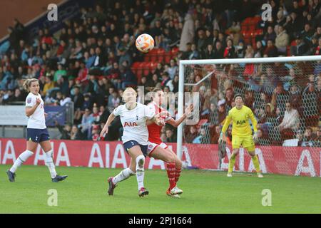 Londres, Royaume-Uni. 25th mars 2023. Londres, Angleterre, 25 mars 2023 : Molly Bartrip (5 Tottenham Hotspur) et Jodie Taylor (27 Arsenal) se battent pour le ballon lors du match de la Super League féminine de FA entre Tottenham Hotspur et Arsenal sur Brisbane Road à Londres, en Angleterre. (Alexander Canillas/SSP/SPP) crédit: SPP Sport Press photo. /Alamy Live News Banque D'Images