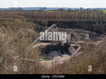 Photo en grand angle d'une usine de traitement de pierres dans une mine à ciel ouvert dans une ambiance ensoleillée Banque D'Images
