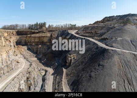 Paysage autour d'une mine à ciel ouvert avec route de gravier, gravier et tas de déblais dans une ambiance ensoleillée Banque D'Images