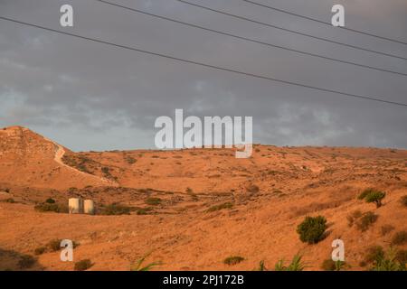 Coucher de soleil sur la plage de Kursi dans le parc national de Kursi, sur la côte est de la mer de Galilée, Israël Banque D'Images