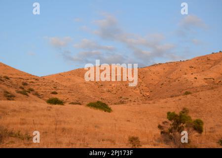 Coucher de soleil sur la plage de Kursi dans le parc national de Kursi, sur la côte est de la mer de Galilée, Israël Banque D'Images