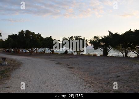 Coucher de soleil sur la plage de Kursi dans le parc national de Kursi, sur la côte est de la mer de Galilée, Israël Banque D'Images