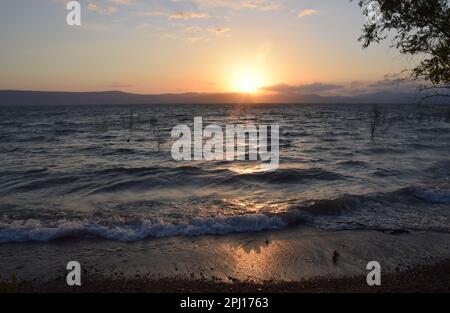 Coucher de soleil sur la plage de Kursi dans le parc national de Kursi, sur la côte est de la mer de Galilée, Israël Banque D'Images